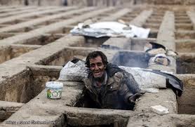 بسبب فقرهم الشديد: 50 إيرانياً يسكنون القبور!